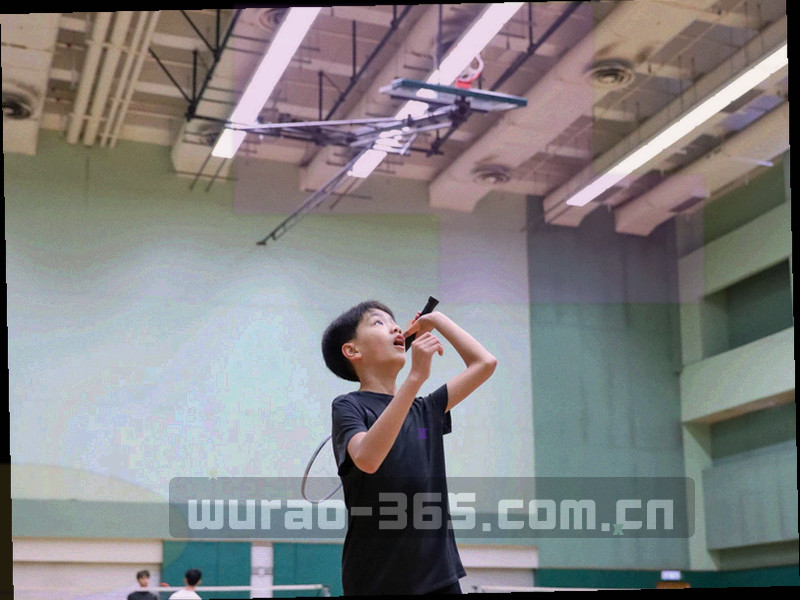 物流调度室中多块小屏并列显示配送线路的画面，整体偏冷调